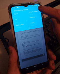 Foto de um aparelho celular enviando documento para impressão