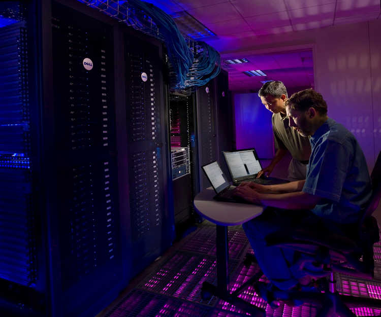 Fotografia de técnicos trabalhando em um datacenter