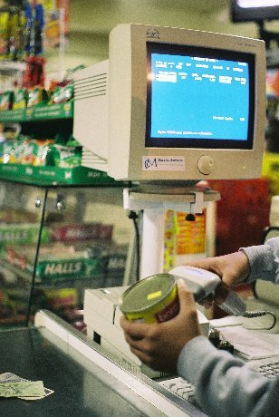 Caixa de supermercado efetuando venda