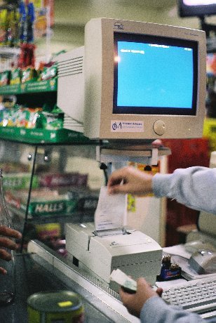 Caixa de supermercado emitindo cupom