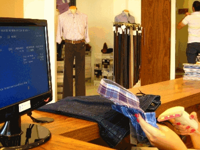 Cliente comprando uma camisa na loja de roupas